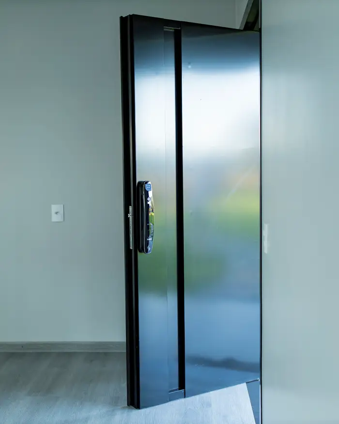 Porta pivotante acm preta no Paraná